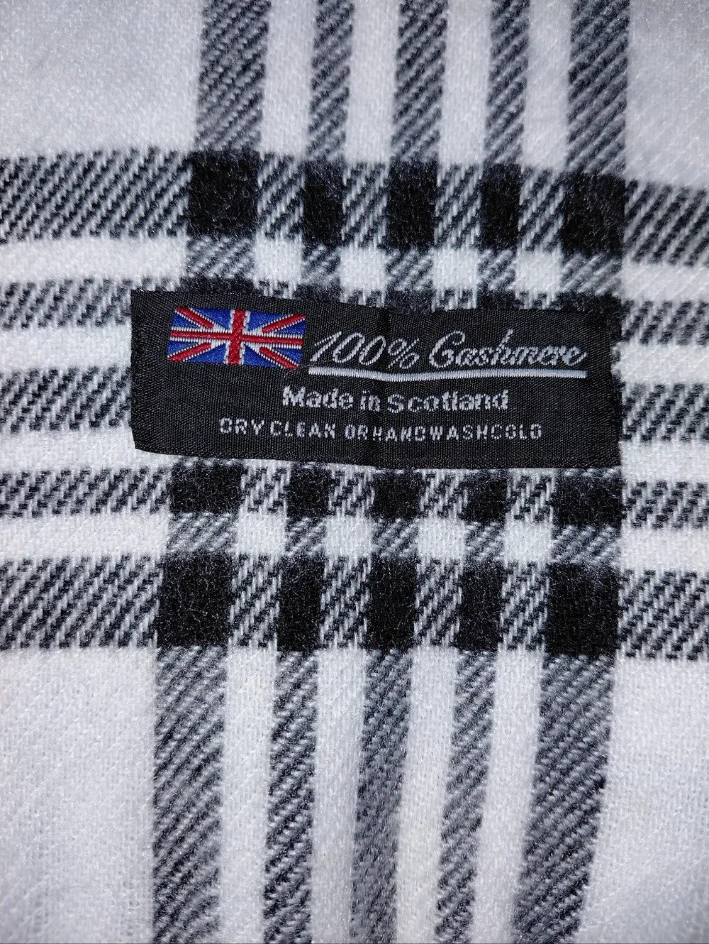 NWT 100% Cashmere Made in Scotland Plaid Fringe Scarf Gray White Red Soft CC
